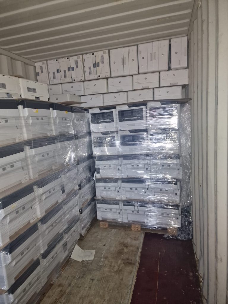 Lagerraum mit verpackten Geräten