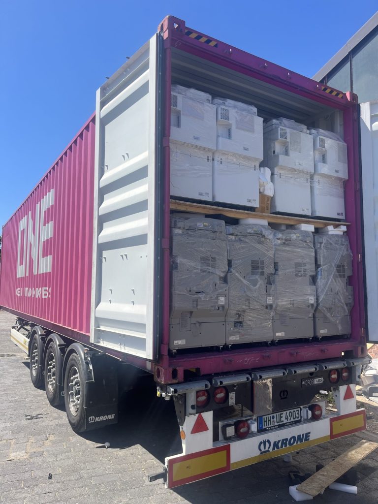 Transporter mit Containern vorne