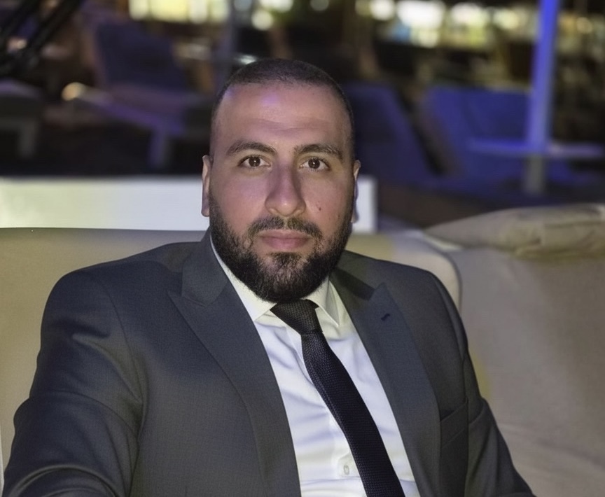 Mann in Anzug sitzt entspannt