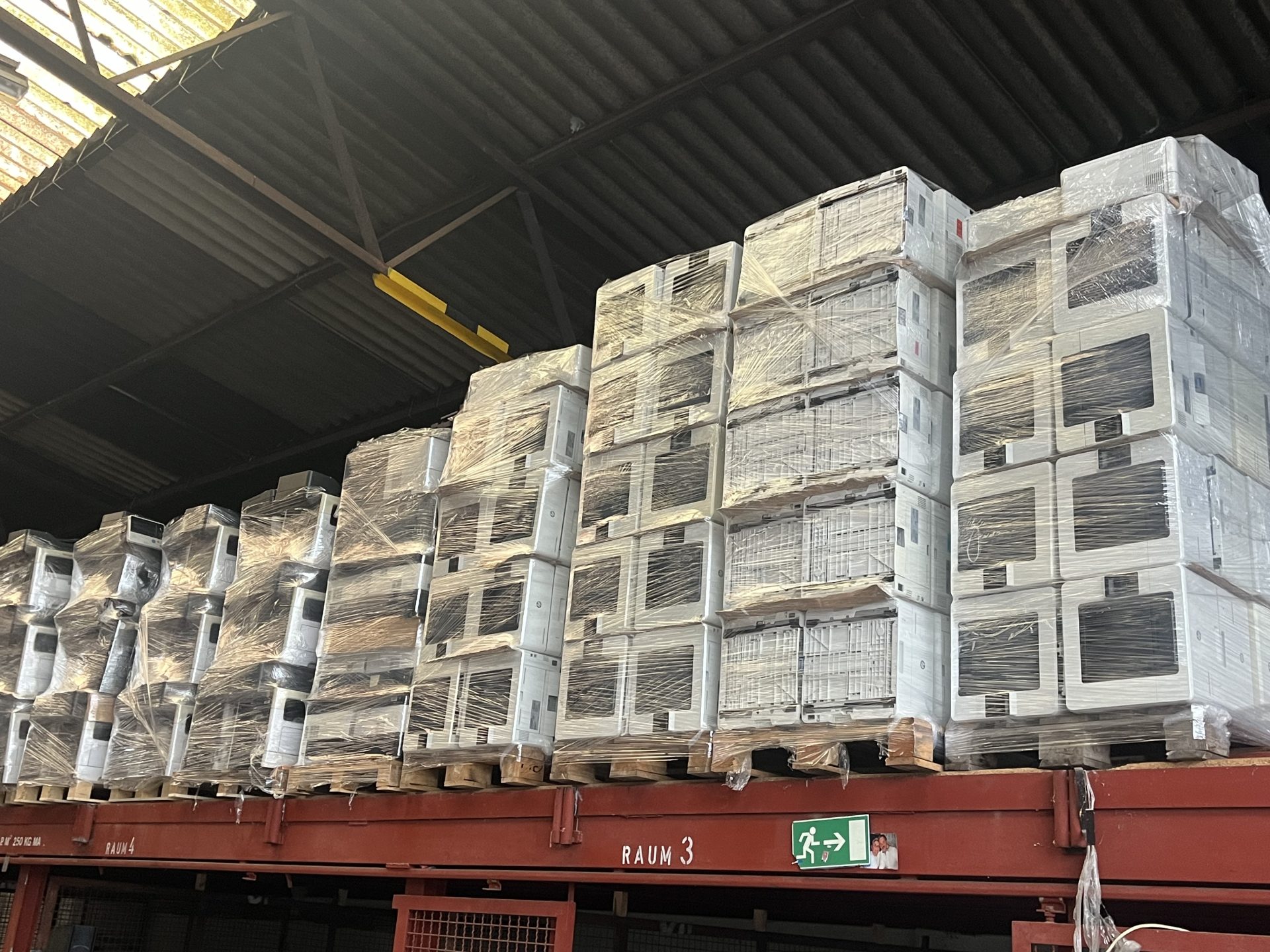 Verpackte Geräte in Lagerhalle