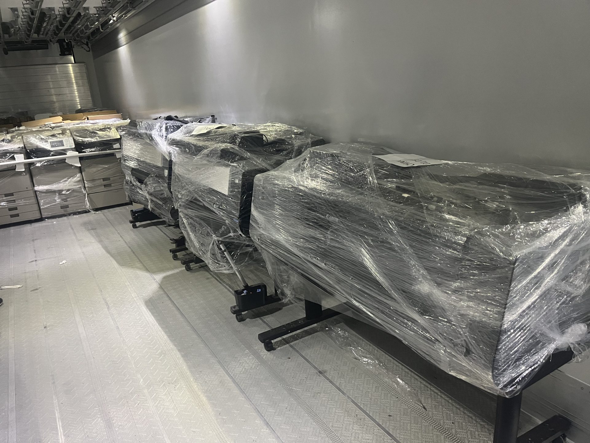 Verpackte Drucker in einem Raum